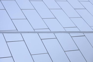 Geometrik olarak tasarlanmış binanın düz duvarının geniş açı görünümü