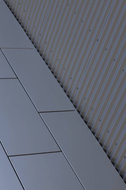 Bina köşesiaçıgörünümü - gri pürüzsüz karo duvar ve metal oluklu duvar kavşak