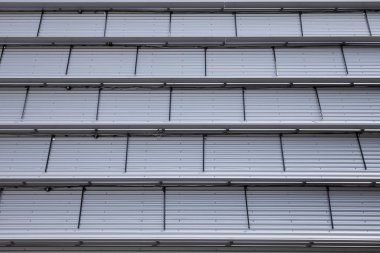 Endüstriyel tarzda açık gri nervürlü tavanın alt görünümü