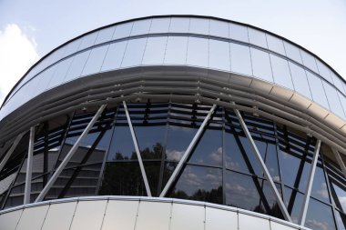 Caddeyi yansıtan hemisferik siyah cam pencerelerin zemin görünümü