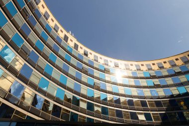 Mavi ve altın renklerde cam duvarlar ile alışılmadık yarım daire bulding parçası alt görünümü