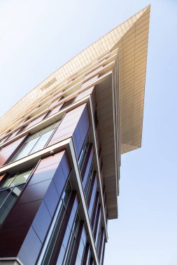 Yüksek modern binanın keskin köşesinin alt görünümü