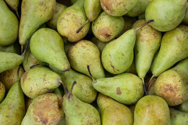 Verde fresco delicioso maduro pila de pera primer plano, fruta pera primer plano para el fondo, bocadillo saludable, dieta —  Fotos de Stock