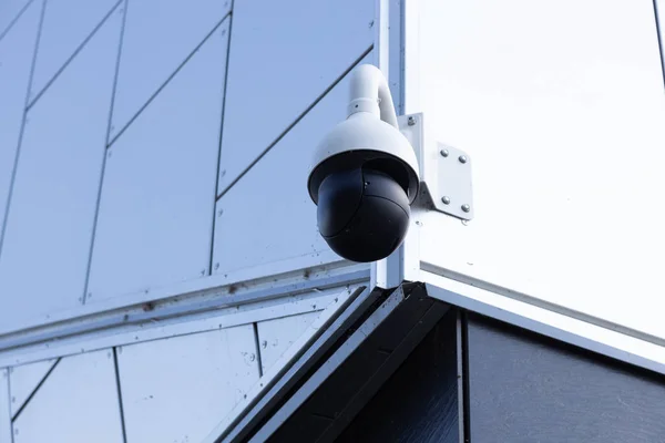 Blízká moderní video monitorovací kamera na bílém stavitelství — Stock fotografie