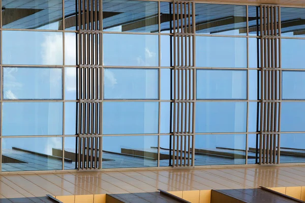 Vista inferior de la superficie de vidrio reflectante del edificio moderno — Foto de Stock