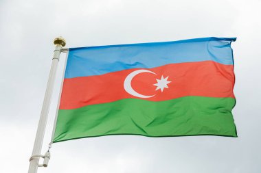 gökyüzüne karşı gün ışığında Azerbaycan bayrağı