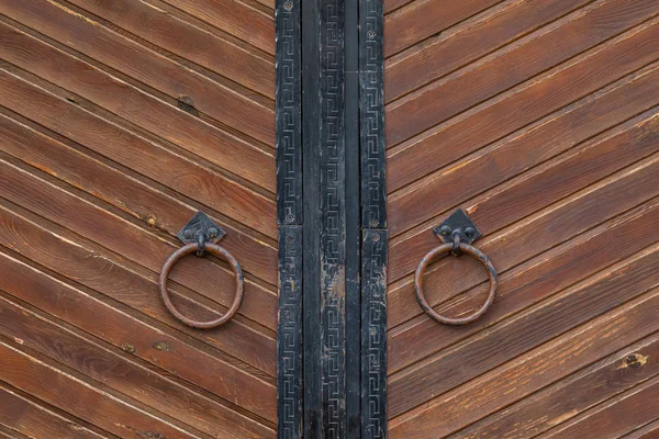 Portões de madeira Shabby com batedores — Fotografia de Stock