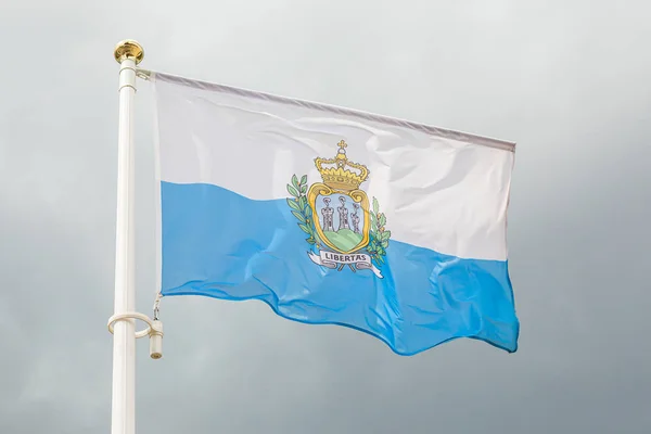 San Marino-flagget på et flagg foran himmelen. – stockfoto