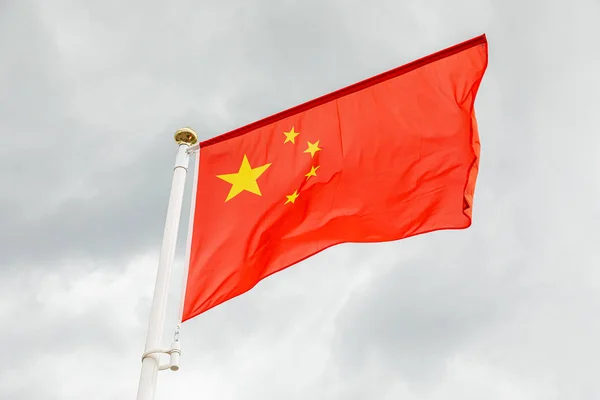 Bandeira da China contra o céu branco com nuvens — Fotografia de Stock