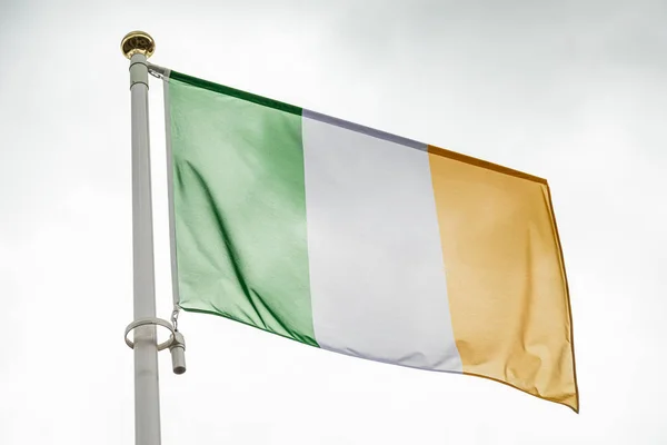 Drapeau de l'Irlande agitant dans le vent contre le ciel — Photo