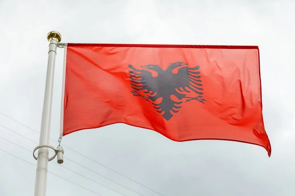 Флаг Албании при дневном свете на фоне неба — стоковое фото