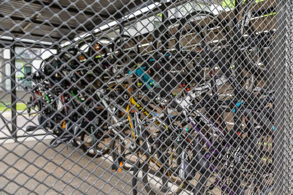 Celda de malla metálica cerrada para mantener las bicicletas en el distrito dormitorio percinct — Foto de Stock