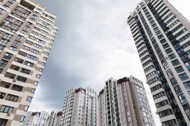 Yurt bölgesinde son teknoloji mimari apartmanların zemin görünümü, bulutlu gökyüzü arka plan