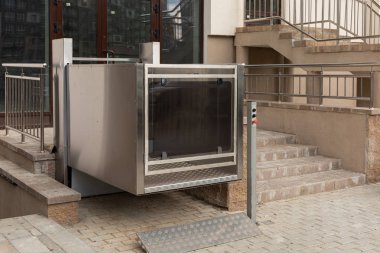 Son teknoloji metal şehir merdiven asansörü, platform asansörü, engelliler apartman ın dışına asansör, düşük açılı görünüm