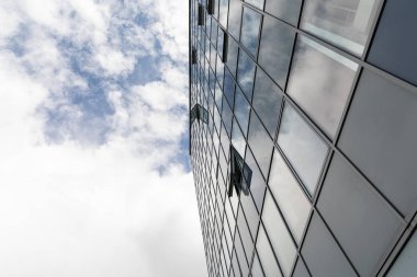 Cam bina cephesi ile yaz gününde gökyüzünde bulutların zemin görünümü