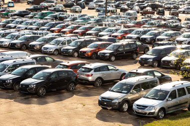 Minsk, Beyaz Rusya - Mayıs 2019. Otoparkta yeni araba sıraları