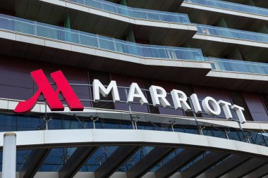 Minsk, Beyaz Rusya - Temmuz, 2019. - Marriott otel logosunun otel girişinin üstündeki yakın çekim