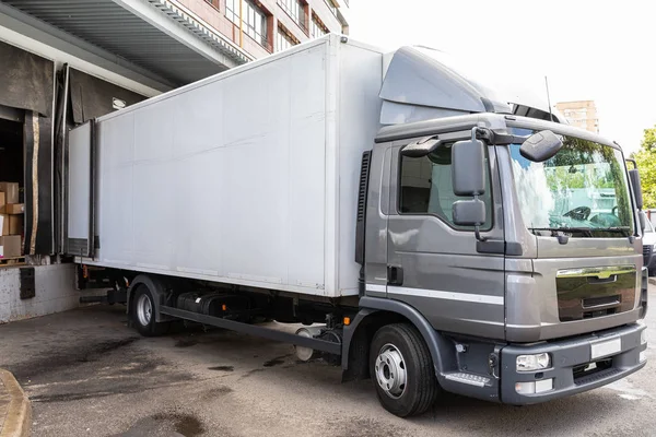 Diagonak vista de camión gris entrega de productos alimenticios en la tienda — Foto de Stock