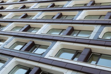 çağdaş kentsel lüks tasarlanmış konaklama cephesinde kare aerodinamik şekilli pencereler. yaratıcı arcitecture, dış