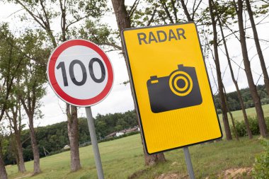 Yol işareti Hız sınırlaması 100 km ve radyatörlü tablet.