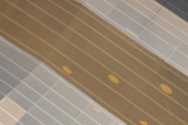 Işık gölgelerinin yüzeyinde çok sayıda küçük yuvarlak delikler ve az miktarda güneş ışığı var.