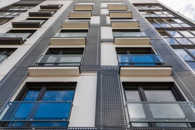 Yeni yüksek apartman bloklarının alt görünümü