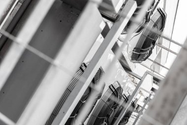 Çapraz görüş, fabrikadaki fan ekipmanlarının bulanık görüşü.