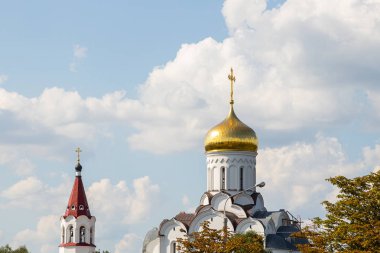 Hıristiyan kilisesinin yaldızlı kubbesi ve gökyüzüne karşı çan kulesinin tepesi