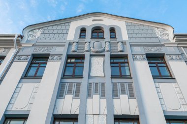 Gökyüzüne karşı beyaz ve gri binanın alt görüntüsü