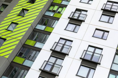 Beyaz, açık yeşil ve gri renkte yeni boyanmış.