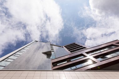 Modern karo cepheli yüksek apartmanZemin görünümü