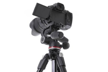 Tutucu kesimde masif siyah fotoğraf makinesinde düşük açılı görünüm. Alan derinliği ile fotoğraf
