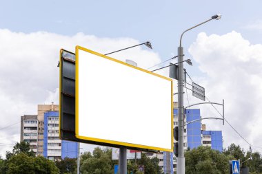 Arazinin önünde telif alanı olan kocaman boş reklam panosunun çapraz görünümü.