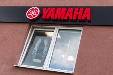 Minsk, Belarus - 16 Temmuz 2019: siyah arkaplanda kırmızı Yamaha logosu, kabarık camlarda marka tahtası. Çapraz görüş. Balıkçılık malzemeleri, Minsk 'te düşük fiyatlar, geniş bir araç, tekne, dıştaki motorlar, elektrik motorları, dönen çubuklar, makaralar.