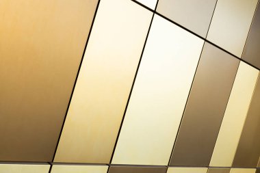 Bej, iç ve dış tasarım için farklı boyutlarda yumuşak kahverengi ve altın renkli karo, diyagonal görünüm, desen arka plan