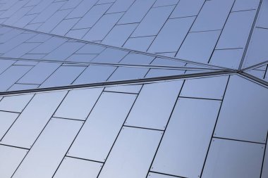 Binanın duvarında geometrik tasarımlı mavi tonlu metal beyaz fayansların açısal görünümü