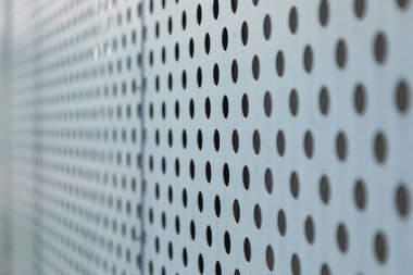 Yuvarlak delikli metal yüzeyin açısal görünümü