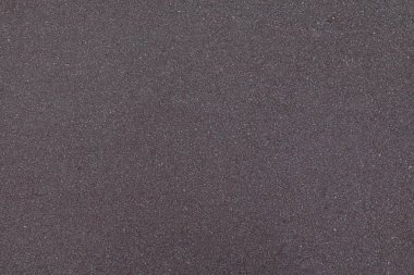 Yeni serpilmiş koyu gri asfaltın yükseltilmiş görüntüsü