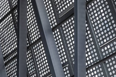 Demir kirişlere dayanan yuvarlak delikli metalik yüzey