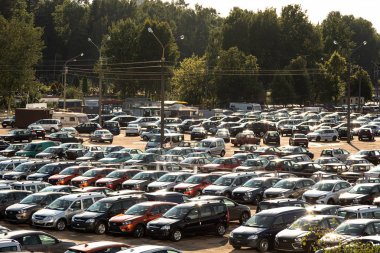 Minsk, Belarus - Mayıs 2019. Şehir dışındaki yeni arabaların park yeri. 