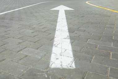 Araçları gösteren beyaz ok işaretinin açısal görüntüsü. Geniş açı görünümü