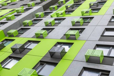 Gri ve yeşil apartmanın zemin manzarası