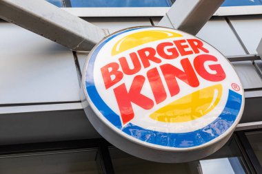 Minsk, Belarus - Mayıs 2019. Burger King fast food restoranının parlak logosu yakın plan.