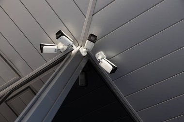 Dört modern beyaz güvenlik kamerasının alt görüntüsü
