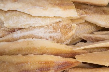 Balık pazarında birçok dondurulmuş balık filetoarka arka plan.