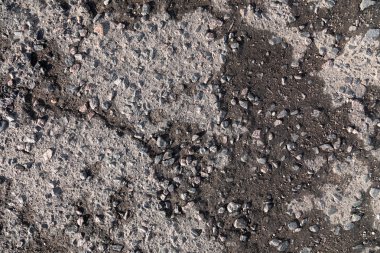 Hava şartları yüzünden ıslak, yıkık dökük yol kaldırımı