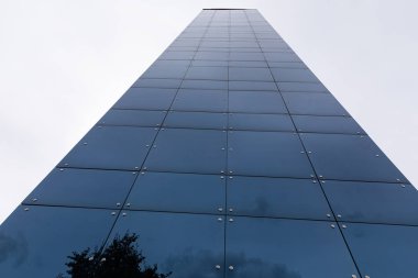 Citu merkezinde, şehir merkezinde yüksek binanın alt görünümü. Gökdelen grund görünümü