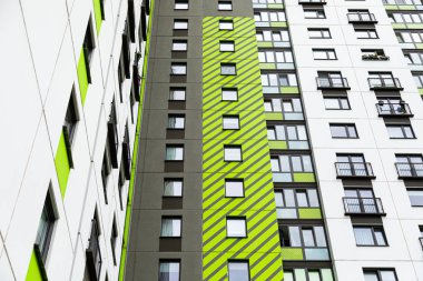 Modern olarak tasarlanmış apartman bloklarının alt görünümü