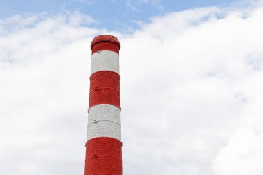 Kürklü bulutlar arka plan ile mavi gökyüzünde kırmızı beyaz baca.