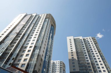 mavi gökyüzü arka plan üzerinde yüksek modern lüks karo apartman zemin çapraz görünümü